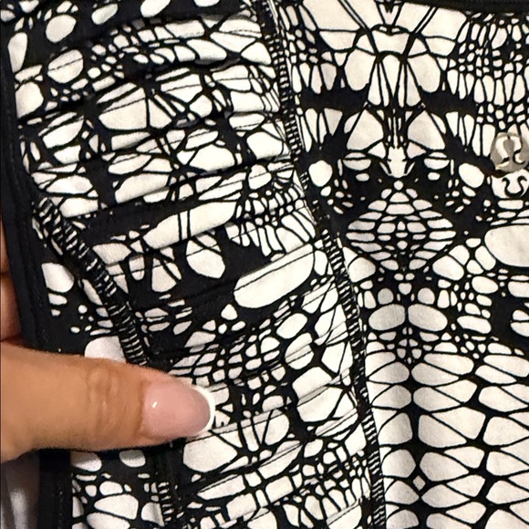 Lululemon Athletica Vintage Monochrome Lace Pattern Tank Top - 10 - Picture 4 of 5